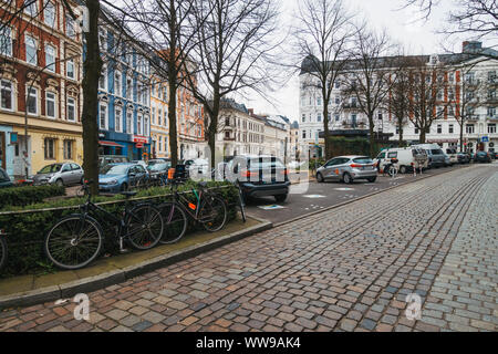 Fahrräder Geländer in den Straßen von Altona, Hamburg, in einer ruhigen grauen Winter morgen gesperrt Stockfoto