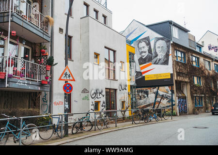 Street Art und verkettete Fahrräder die suburban Straßen von Altona, Hamburg, in einer ruhigen grauen Winter morgen Stockfoto