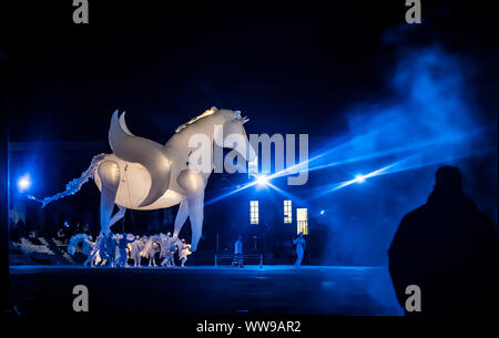 Aufblasbare leuchtende weiße Pferde während Kunst FierS einen Cheval an der denkmalgeschützten Piece Hall, in Halifax, Yorkshire. Stockfoto