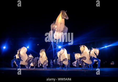 Aufblasbare leuchtende weiße Pferde während Kunst FierS einen Cheval an der denkmalgeschützten Piece Hall, in Halifax, Yorkshire. Stockfoto