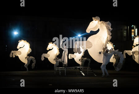 Aufblasbare leuchtende weiße Pferde während Kunst FierS einen Cheval an der denkmalgeschützten Piece Hall, in Halifax, Yorkshire. Stockfoto