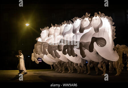 Aufblasbare leuchtende weiße Pferde während Kunst FierS einen Cheval an der denkmalgeschützten Piece Hall, in Halifax, Yorkshire. Stockfoto