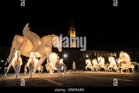 Aufblasbare leuchtende weiße Pferde während Kunst FierS einen Cheval an der denkmalgeschützten Piece Hall, in Halifax, Yorkshire. Stockfoto