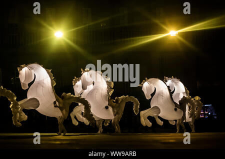 Aufblasbare leuchtende weiße Pferde während Kunst FierS einen Cheval an der denkmalgeschützten Piece Hall, in Halifax, Yorkshire. Stockfoto