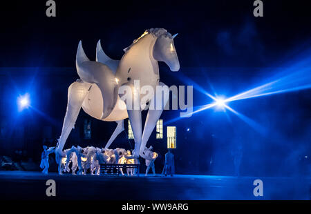 Aufblasbare leuchtende weiße Pferde während Kunst FierS einen Cheval an der denkmalgeschützten Piece Hall, in Halifax, Yorkshire. Stockfoto