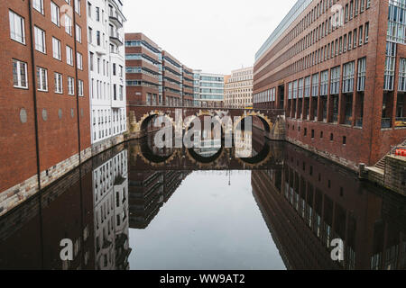 Ein Blick nach unten ruhige Stadt Kanäle auf die trostlosen Winter am Nachmittag in Hamburg, Deutschland Stockfoto
