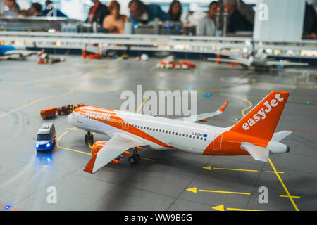 Ein Modell easyJet Airbus A320 sitzt auf dem Asphalt an der berühmten Knuffingen Airport im Miniatur Wunderland in Hamburg geparkt Stockfoto