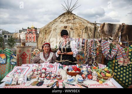 Peking, Russland. 13 Sep, 2019. Vertreter der Kosaken showcase Handwerk an Ihrem Standort während der russischen Geographischen Gesellschaft Festival in Zaryadye Park in Moskau, Russland, Sept. 13, 2019. Die 4. Russische Geographische Gesellschaft Festival ist von Sept. 13 bis Sept. 22 in Moskau statt. Die Besucher werden in der Lage sein mit der vielfältigen Natur- und Kulturerbe in Russland während des Festivals vertraut zu machen. Quelle: Maxim Chernavsky/Xinhua Stockfoto