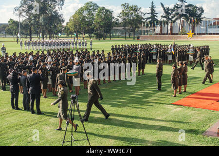 Junge Polizeibeamte in Ausbildung März unisono während einer Diplomverleihung an allgemeinen Santander National Police Academy, Bogotá, Kolumbien Stockfoto