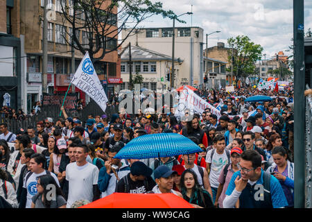 Studenten März aus Protest, die Blockierung der Transmilenio bus Lane gegen die vorgeschlagenen Änderungen der tertiären Bildung in Bogotá, Kolumbien Stockfoto