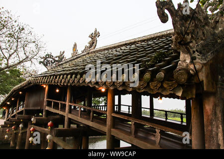 Filmkulisse der 244 Jahre alten Thanh Toan Brücke in Thanh Thuy Chanh Dorf in Hue, das als ein nationales gilt Das Erbe Vietnams Stockfoto