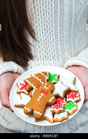 Mädchen Halteplatte mit leckeren Lebkuchen cookies Stockfoto