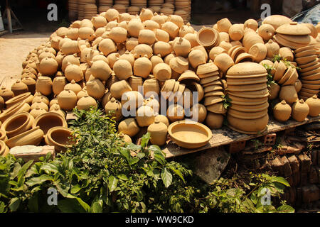 Ton verkauft als Souvenirs an Touristen in Thanh Ha Töpferdorf in Hoi An, Vietnam Stockfoto