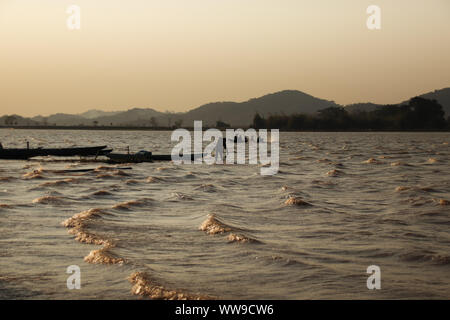 Silhouette der Fischer unter dem Sonnenuntergang an der Lak See in Lien Sohn, in der Provinz Dak Lak Vietnam Stockfoto