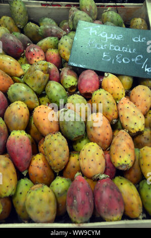 Opuntia (Feigenkaktus) Kaktusfrüchte auf Anzeige in Provinzmarkt von überdachten Markt, Cannes, Frankreich, EU Stockfoto