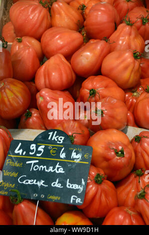 Oxheart Tomaten (Coeur de Boeuf) auf der Anzeige in Provinzmarkt von überdachten Markt, Cannes, Frankreich, EU Stockfoto