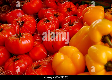 Große Rote Rindfleisch Tomaten & gelbe Paprika in Provinzmarkt von überdachten Markt, Cannes, Frankreich, EU Stockfoto