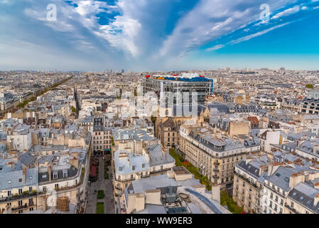 Paris, Frankreich, Blick auf die historischen Gebäude im Zentrum, mit dem Centre Pompidou und der Kirche Saint-Merri, schöne Stadt Stockfoto