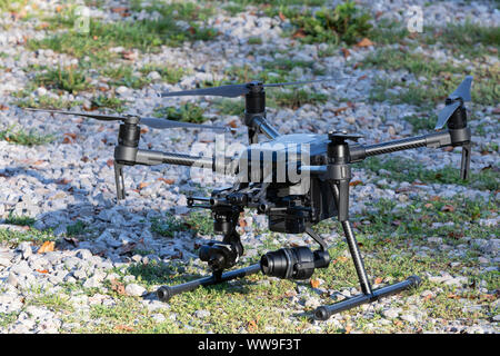 Drone Flug in der Landschaft - Kommerzielle Drone Operation Stockfoto