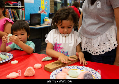 Los Angeles, USA. 13 Sep, 2019. Die Kinder besuchen eine Veranstaltung das chinesische Mondfest in der Bibliothek in La Canada Flintridge, Kalifornien, USA, Sept. 13, 2019 zu feiern. Credit: Qian Weizhong/Xinhua Stockfoto