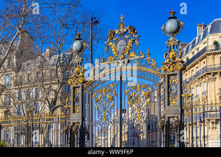 Paris, im wunderschönen Parc Monceau, den goldenen Schmiedeeisengitter, mit typischen Gebäude im Hintergrund Stockfoto