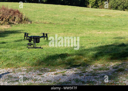 Drone Flug in der Landschaft - Kommerzielle Drone Operation Stockfoto