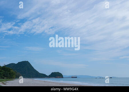 Summer blue sky Soft clear Bewölkt Hintergrund. Puffy Cloud verschieben, indem windig am Strand Konzept Holzeinschlag gut gelaunte entspannender Sunset Wallpaper, sunrise Jou Stockfoto