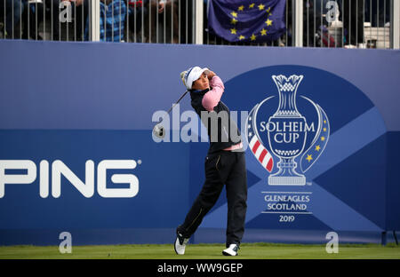 Das Team Europa Celine Boutier Stücke weg die 1. während der viererspiele Match an Tag zwei des Solheim Cup 2019 in Gleneagles Golf Club, Auchterarder. Stockfoto