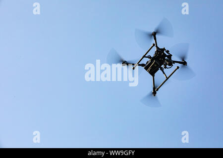 Drone Flug in der Landschaft - Kommerzielle Drone Operation Stockfoto