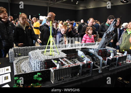 Wellington, Neuseeland. 14 Sep, 2019. Die Menschen sehen die Exponate während eines Lego Ausstellung in Wellington, Neuseeland, Sept. 14, 2019. Credit: Lu Huaiqian/Xinhua/Alamy leben Nachrichten Stockfoto