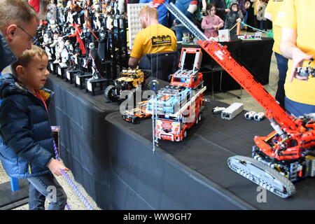 Wellington, Neuseeland. 14 Sep, 2019. Die Menschen sehen die Exponate während eines Lego Ausstellung in Wellington, Neuseeland, Sept. 14, 2019. Credit: Lu Huaiqian/Xinhua/Alamy leben Nachrichten Stockfoto