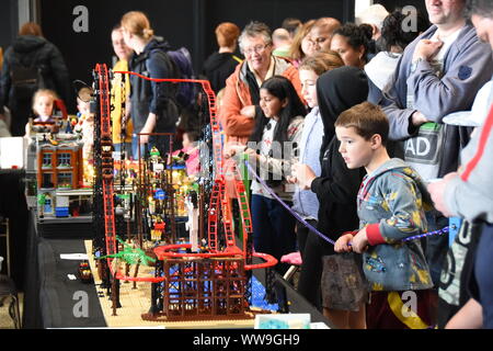 Wellington, Neuseeland. 14 Sep, 2019. Die Menschen sehen die Exponate während eines Lego Ausstellung in Wellington, Neuseeland, Sept. 14, 2019. Credit: Lu Huaiqian/Xinhua/Alamy leben Nachrichten Stockfoto