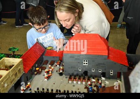 Wellington, Neuseeland. 14 Sep, 2019. Die Menschen sehen die Exponate während eines Lego Ausstellung in Wellington, Neuseeland, Sept. 14, 2019. Credit: Lu Huaiqian/Xinhua/Alamy leben Nachrichten Stockfoto