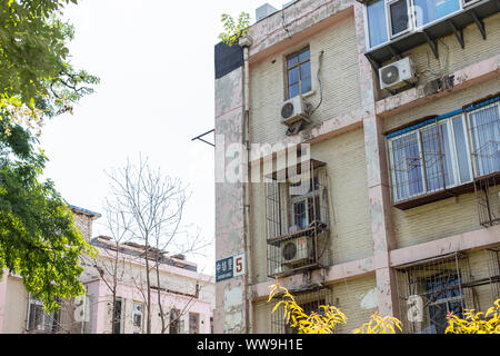 Peking, China - August 17, 2019. Immobilien in Peking. Eine durchschnittliche Wohnhaus im Zentrum von Peking, wo gewöhnliche Chinesen leben Stockfoto