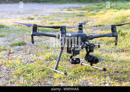 Drone Flug in der Landschaft - Kommerzielle Drone Operation Stockfoto