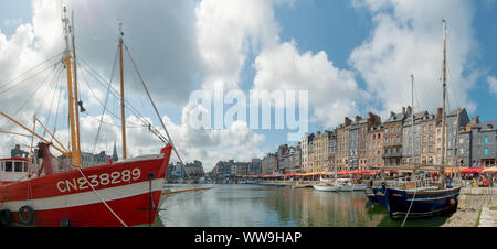 Honfleur Calvados/Frankreich - 15. August 2019: Der alte Hafen und Restaurant Viertel in der Altstadt von Honfleur in der Normandie Stockfoto