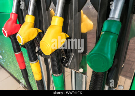 Gas- und Tankstelle. Pistolen für das Tanken an der Tankstelle. Detail einer Zapfsäule verschiedene Farben in Tankstelle. In der Nähe von Einspritzdüse in Öl d Stockfoto