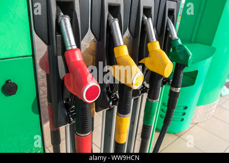 Gas- und Tankstelle. Pistolen für das Tanken an der Tankstelle. Detail einer Zapfsäule verschiedene Farben in Tankstelle. In der Nähe von Einspritzdüse in Öl d Stockfoto