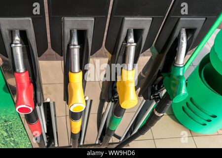 Gas- und Tankstelle. Pistolen für das Tanken an der Tankstelle. Detail einer Zapfsäule verschiedene Farben in Tankstelle. In der Nähe von Einspritzdüse in Öl d Stockfoto