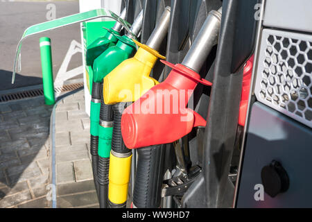 Gas- und Tankstelle. Pistolen für das Tanken an der Tankstelle. Detail einer Zapfsäule verschiedene Farben in Tankstelle. In der Nähe von Einspritzdüse in Öl d Stockfoto