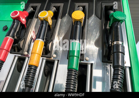 Gas- und Tankstelle. Pistolen für das Tanken an der Tankstelle. Detail einer Zapfsäule verschiedene Farben in Tankstelle. In der Nähe von Einspritzdüse in Öl d Stockfoto