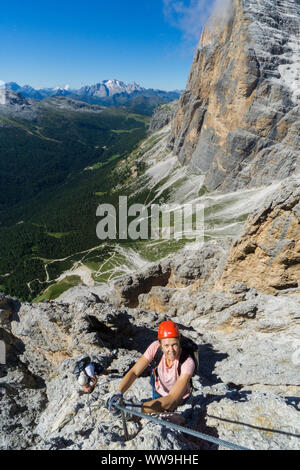 Zwei junge Bergsteiger auf sehr exponierten Klettersteig in Alta Badia in den Dolomiten Stockfoto