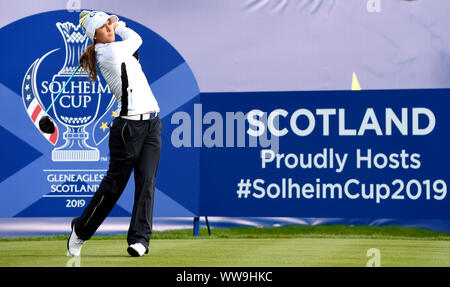 Das Team Europa Azahara Munoz Stücke weg die 1. während der viererspiele Match an Tag zwei des Solheim Cup 2019 in Gleneagles Golf Club, Auchterarder. Stockfoto