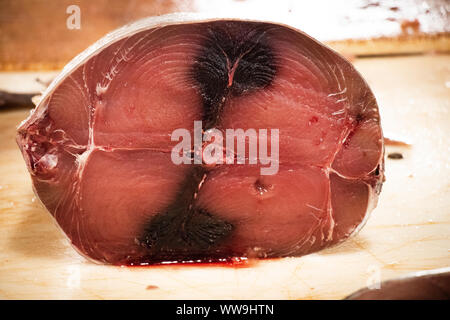 Big roher Fisch Slice auf Tabelle in Fischmarkt closeup Stockfoto