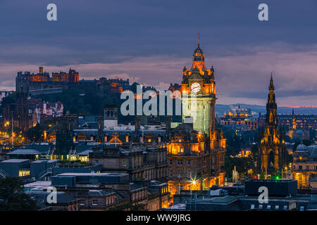 Dämmerung Blick über Edinburgh als von Calton Hill zu sehen. Stockfoto