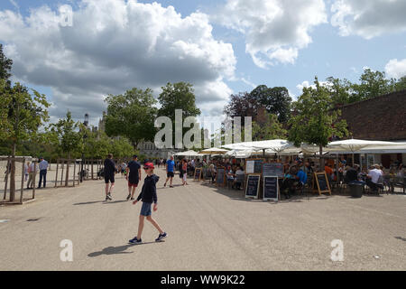 Chambord, Frankreich vom 30. Juli 2019: Restaurants und Touristen auf dem Gelände des Château de Chambord an der Loire Region in Frankreich Stockfoto