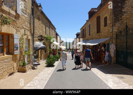 Domme, Frankreich vom 15. Juli 2019: Touristen zu Fuß die Hauptstraße in der Bastide Domme in der Region Dordogne Frankreich Stockfoto