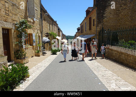 Domme, Frankreich vom 15. Juli 2019: Touristen zu Fuß die Hauptstraße in der Bastide Domme in der Region Dordogne Frankreich Stockfoto