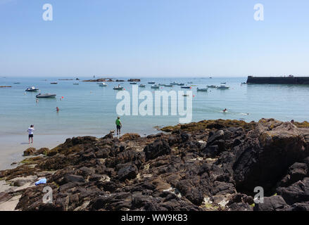 La Rocque, Jersey vom 23. Juli 2019: Boote im Hafen von La Rocque in Jersey, Channel Islands Stockfoto