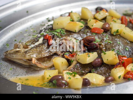 Gebackenen fisch Flunder mit Kartoffeln, Oliven und Tomaten im Backofen gekocht Stockfoto